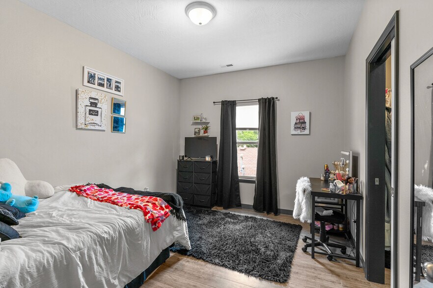 Large Bedroom - 807 South Ave