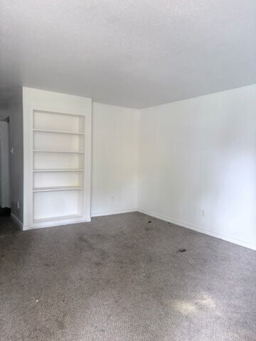 Building Photo - 5625 Antoine Dr