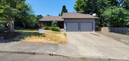 Building Photo - Three Bedroom w/ a Large Bonus Room on a C...