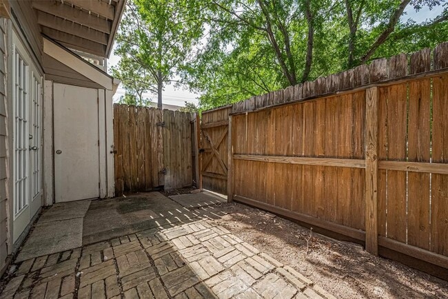 Building Photo - 11710 Southlake Dr
