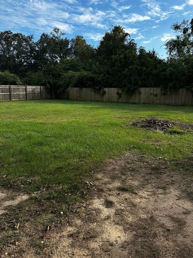 Building Photo - Country Living