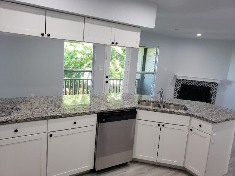 Building Photo - 7576 Windsor Oaks