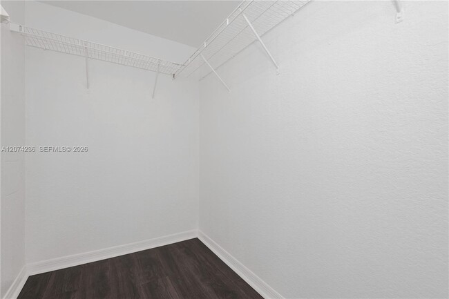Building Photo - 975 NE 34th Ave