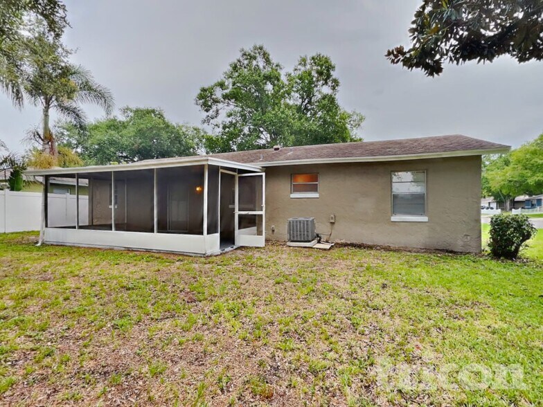 Building Photo - 1002 Saxon Ct