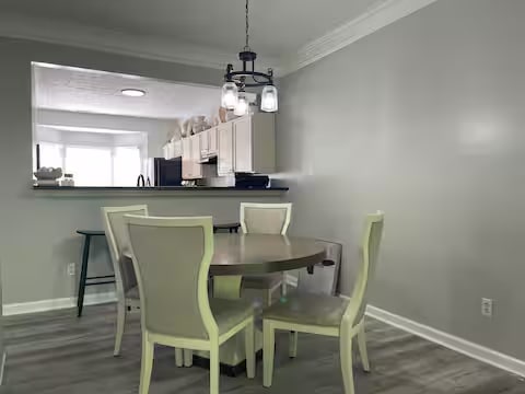 Building Photo - 5690 Hampton Ct