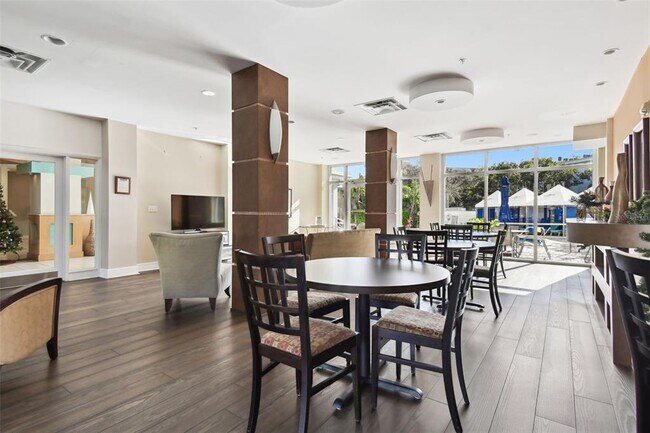 Building Photo - 470 3rd St S