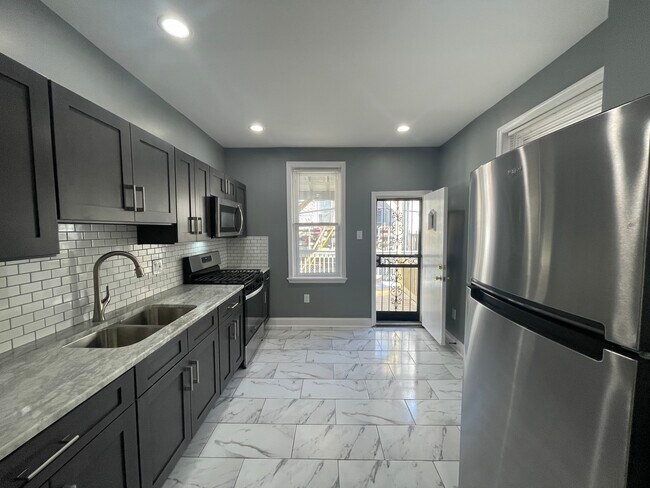 Building Photo - 1611 S Yewdall St