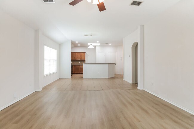 Building Photo - $1895  4 Bed/2 Bath/2 Garage  Ready for Move-in Home in Mustang Creek