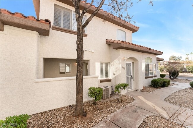 Building Photo - 8028 Desire Dr