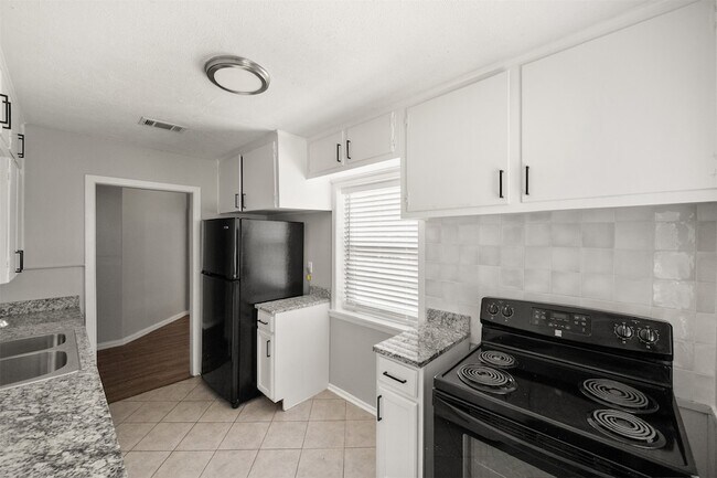 Building Photo - 1501 Greenbrier Dr