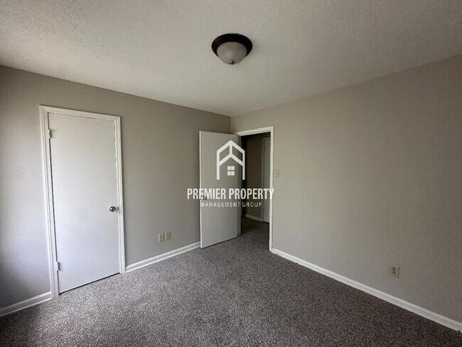 Building Photo - 2777 Chiswood St