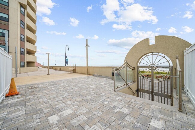 Building Photo - 360 Shore Rd