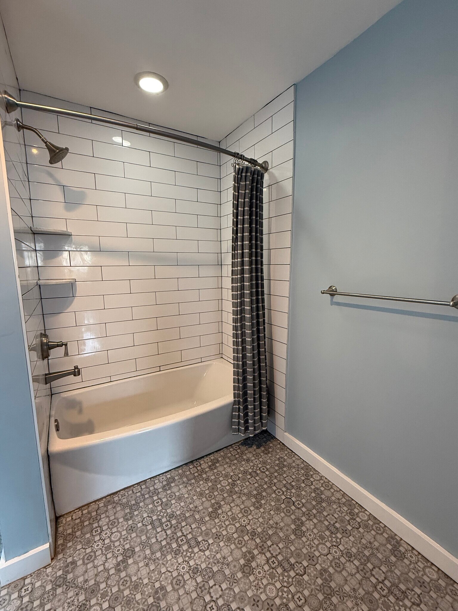 Shower/tub - 1617 Olive St