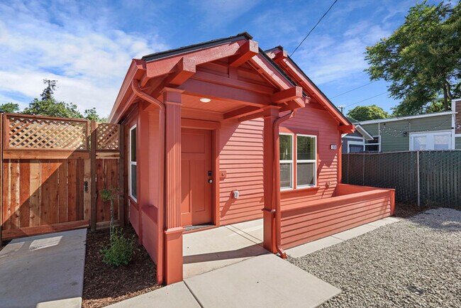 Building Photo - Beautifully Built 2/1 in North Oak Park Close to UC Davis + McGeorge Law School!