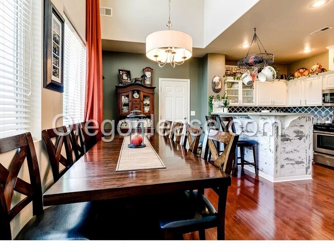 Building Photo - Beautiful large West Eugene home