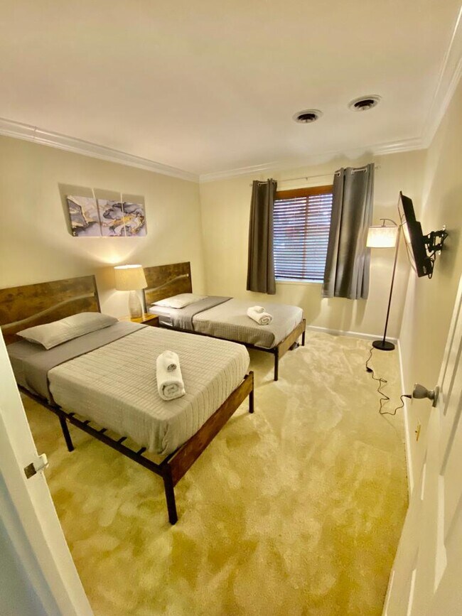 Building Photo - 2624 Redcoat Dr