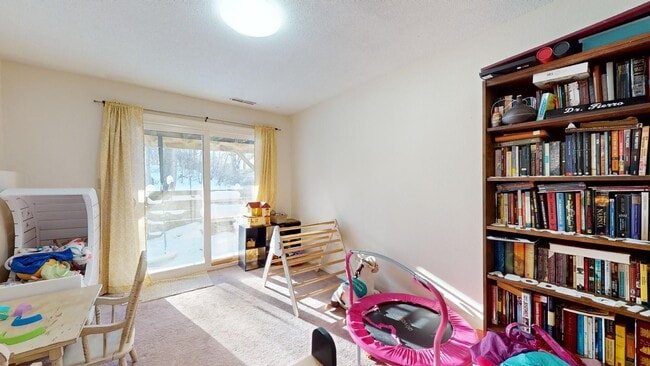 Building Photo - 542 Meadow Ct