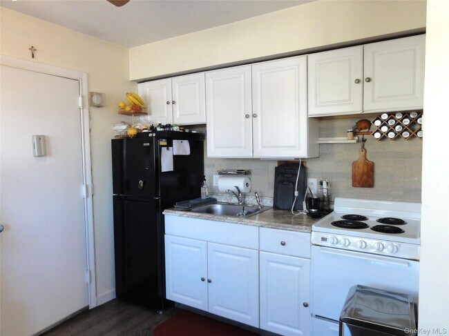 Building Photo - 902 S Lake Blvd