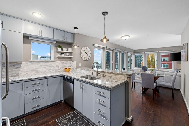 Building Photo - 2Bd/1.75Ba Seattle Condo