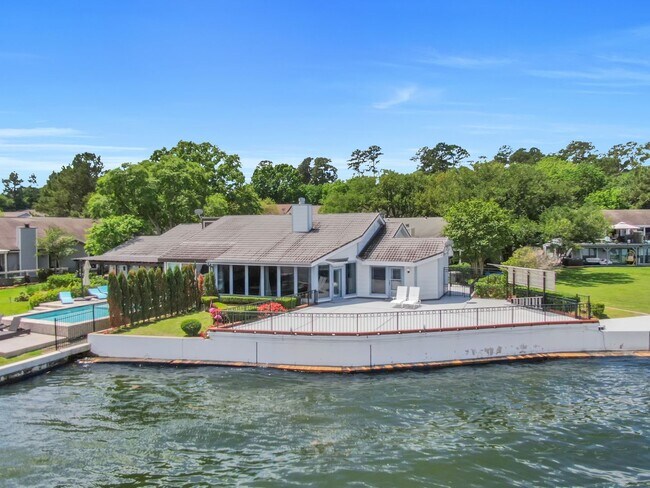 Primary Photo - Fully Furnished 2 bedroom Lakefront with 1...