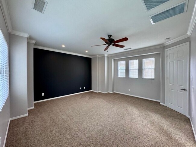 Building Photo - Discover this beautifully upgraded 5 bedro...