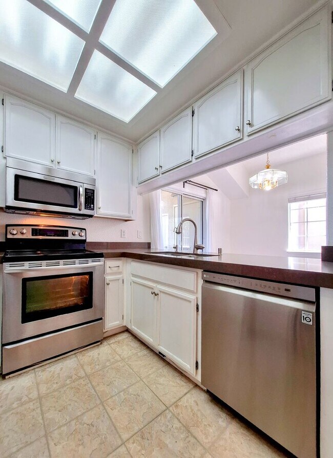 Building Photo - Beautiful Second Floor 3bd Condo w/Detached Garage & Pool