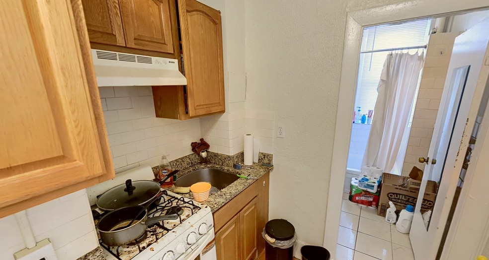 Building Photo - 142 Hemenway St