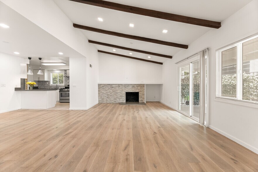 Building Photo - 5700 Vanalden Ave