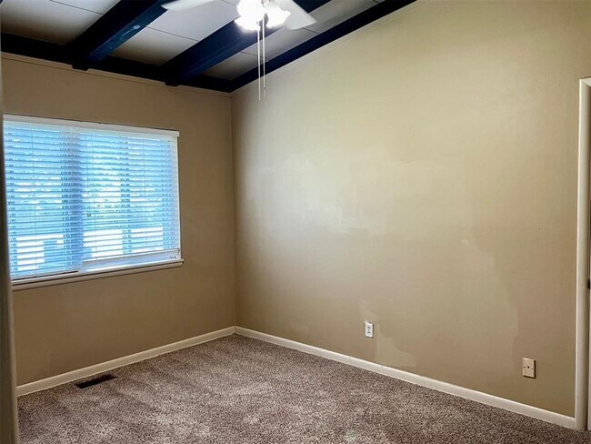 Building Photo - 818 W Timberdell Rd