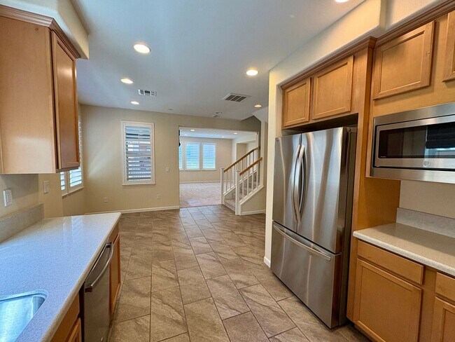 Building Photo - Spacious 4-Bedroom Townhouse