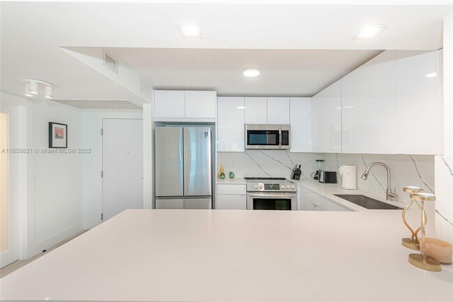 Building Photo - 2301 Collins Ave