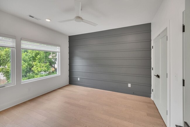 Building Photo - 904 Cahal Ave