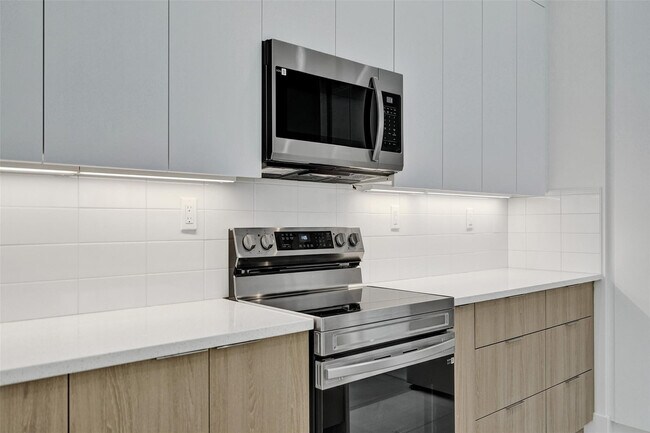 Building Photo - 606 SW 7th Ave