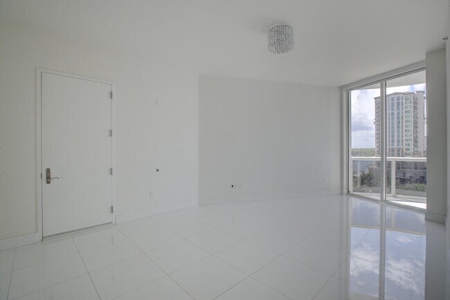 Building Photo - 15901 Collins Ave