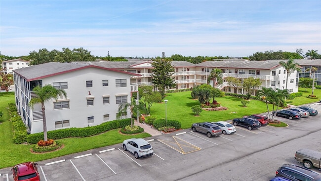 Building Photo - 486 Fanshaw L