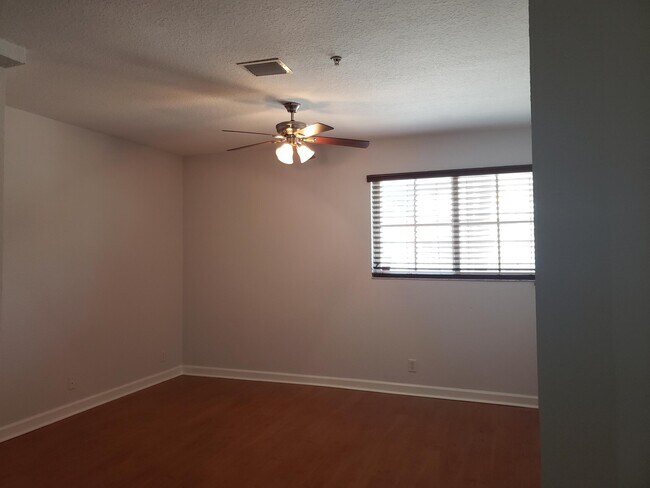 Building Photo - 325 Bayfront Dr
