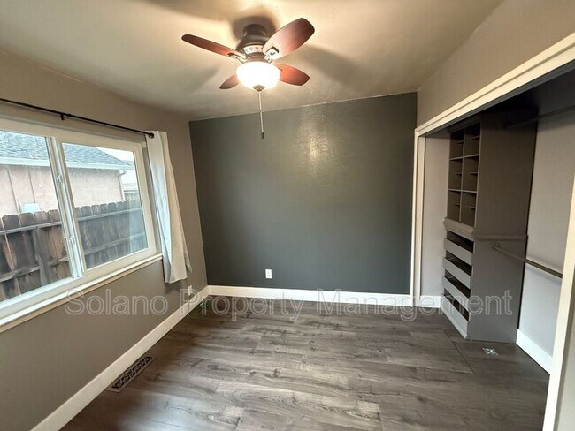 Building Photo - 921 Hickory Ave