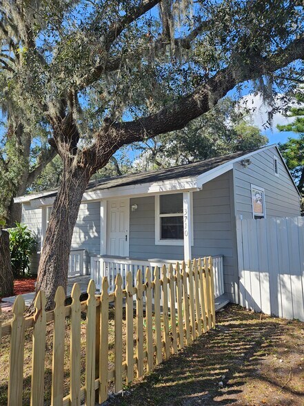 Building Photo - 3710 E Flora St