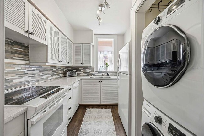 Building Photo - 1221 N Palm Ave