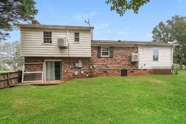 Building Photo - 3-Bed Plus 2 Bonus Rooms with Large Yard!