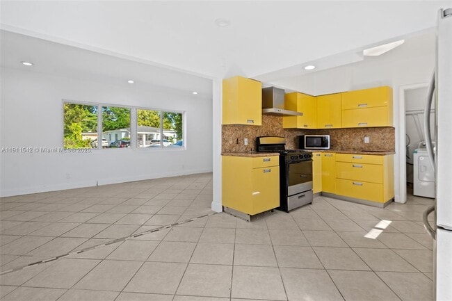 Building Photo - 2444 Plunkett St