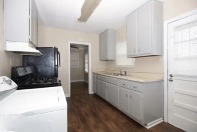 Building Photo - 1068 N McLean Blvd