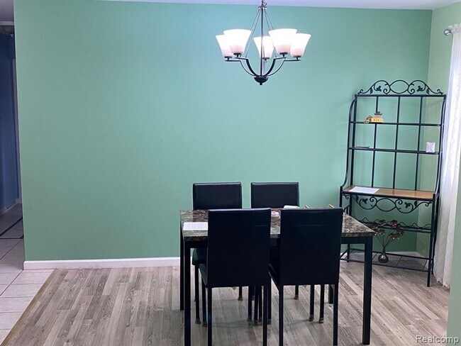 Building Photo - Charming Rochester Condo
