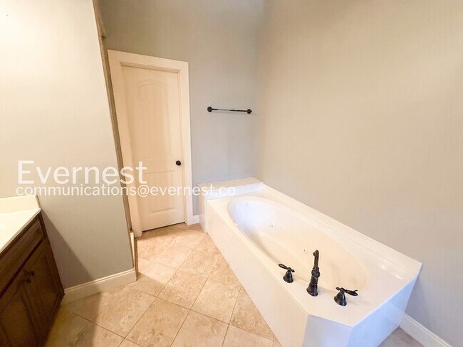Building Photo - Comfort Meets Modern Convenience with Fireplace / 3 Beds & 2.5 Bath / Available Now