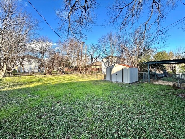 Building Photo - 1112 W 3rd St