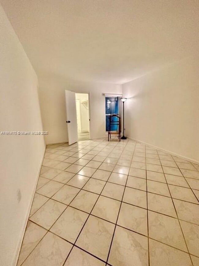 Building Photo - 7439 Twin Sabal Dr