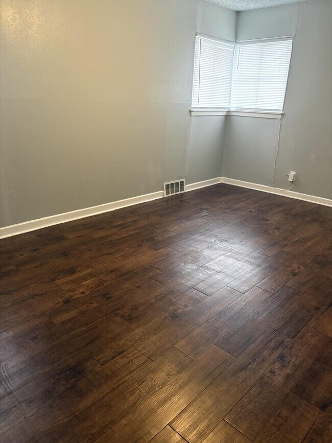 Building Photo - 2125 Kingsdale Dr