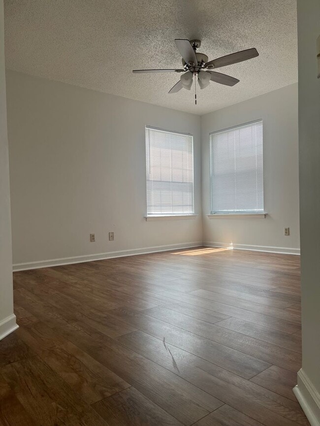 Building Photo - Remodeled 3 Bedroom Condo In a Prime Location!!!  ~ Annual Rental ~