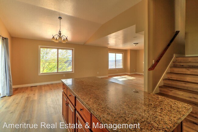 Building Photo - 5 br, 3.5 bath House - 2801 W Bear Ridge Way