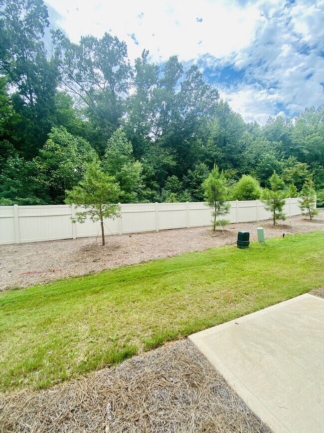 Building Photo - Stylish 3 Bed Townhouse with Granite Countertops and Hardwood Floors in Charlotte!